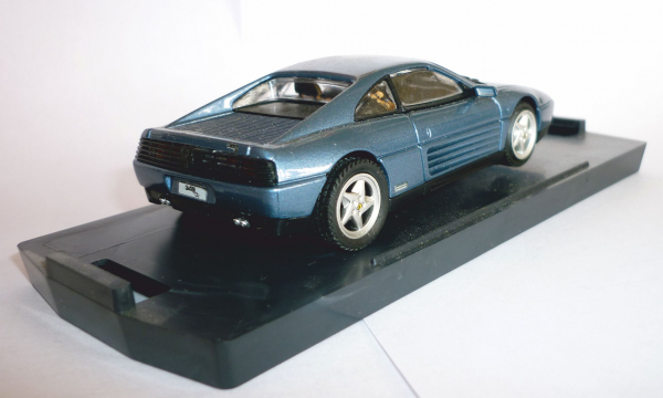 Bang Revell 48004 Ferrari 348 tb Coupe Straßenversion blaumet. 1:43