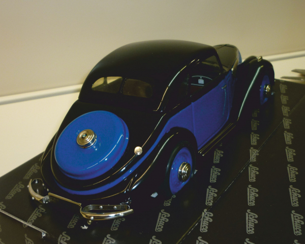 Schuco Classic 00021 BWM 327 Coupe blau/schwarz 1:18